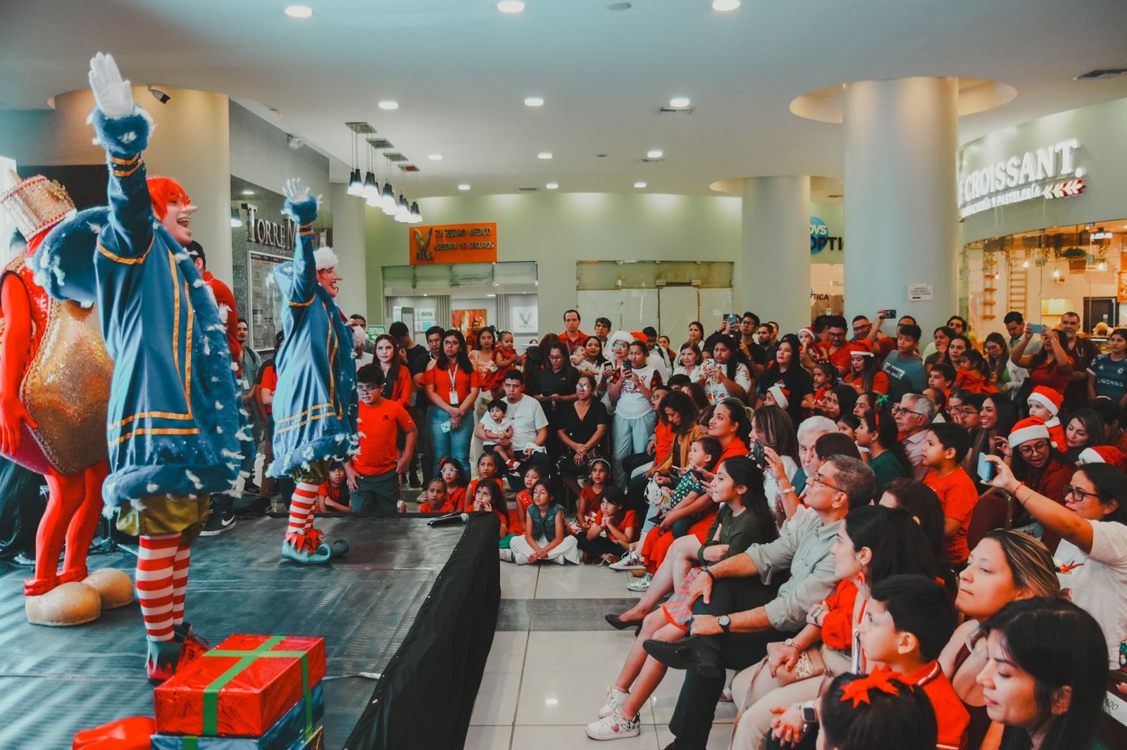 Omni Hospital inauguró la Navidad con el encendido de su árbol