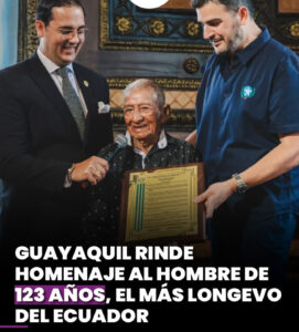homenaje a Carlos Alberto Lindao Vera, quien a sus 123 años es considerado el hombre de mayor edad del Ecuador