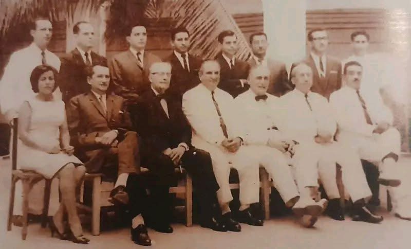 1965 y aquí están celebrando las bodas de oro profesionales del doctor Julio Salem Dibo