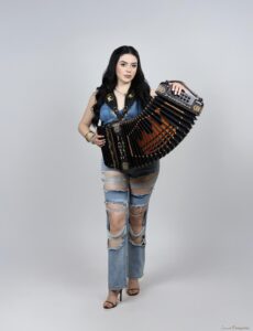 La Reina del Acordeón Janeth Valenzuela pondrá a todos a bailar esta Navidad y Fin de Año.