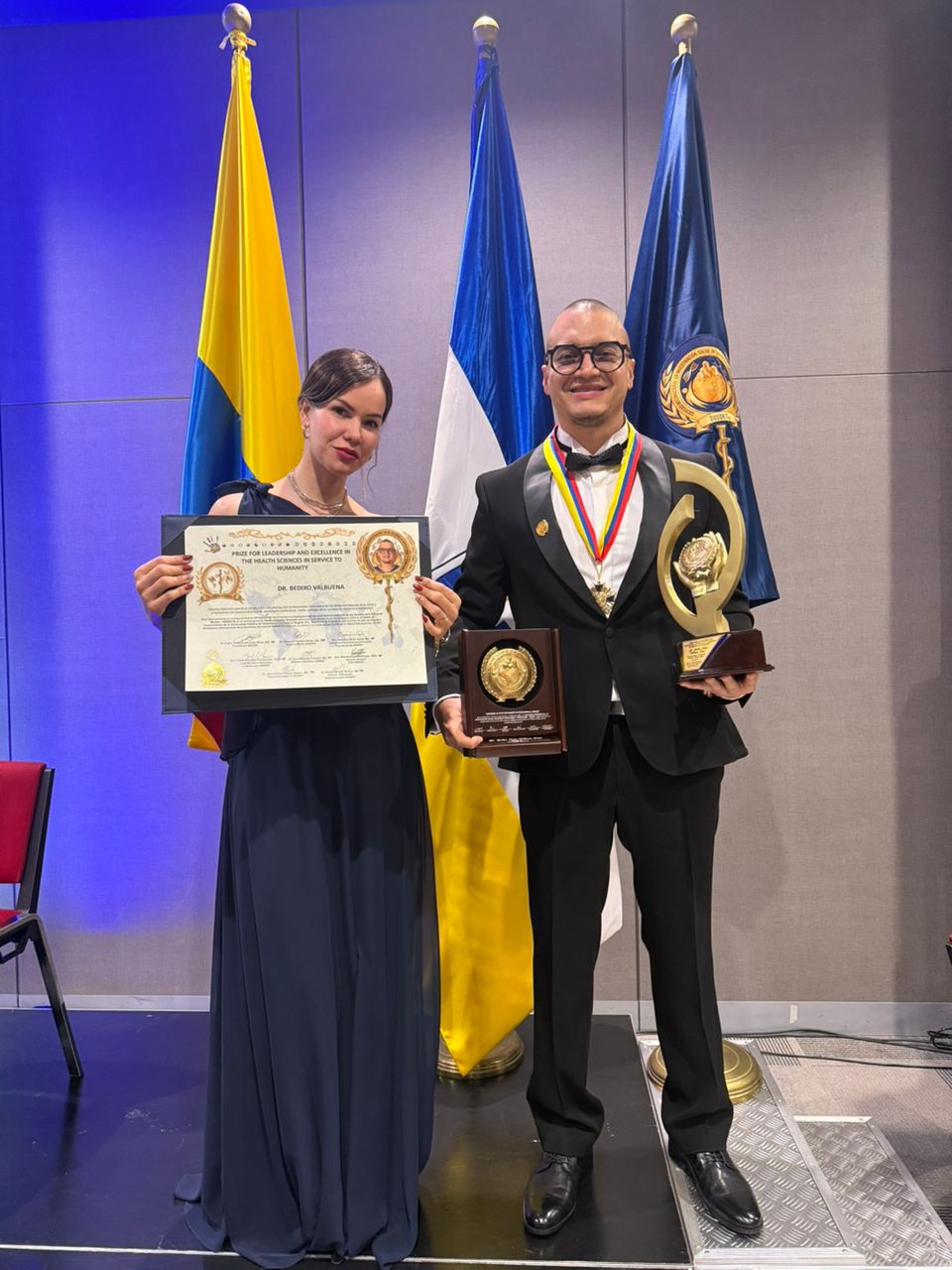 El doctor Bedixo Valbuena Galardonado en los Health Sciences Awards en Bogotá