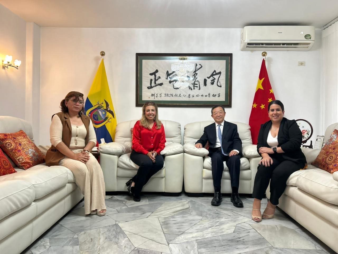 La 𝗗𝗿𝗮. 𝗠𝗮𝗿𝘁𝗵𝗮 𝗥𝗶𝘇𝘇𝗼, realizó una visita protocolaria al 𝗦𝗿. 𝗚𝗮𝗼 𝗭𝗵𝗲𝗻𝘁𝗶𝗻𝗴, 𝗰ó𝗻𝘀𝘂𝗹 𝗴𝗲𝗻𝗲𝗿𝗮𝗹 𝗱𝗲 𝗹𝗮 𝗥𝗲𝗽ú𝗯𝗹𝗶𝗰𝗮 𝗣𝗼𝗽𝘂𝗹𝗮𝗿 𝗖𝗵𝗶𝗻𝗮 𝗲𝗻 𝗚𝘂𝗮𝘆𝗮𝗾𝘂𝗶𝗹