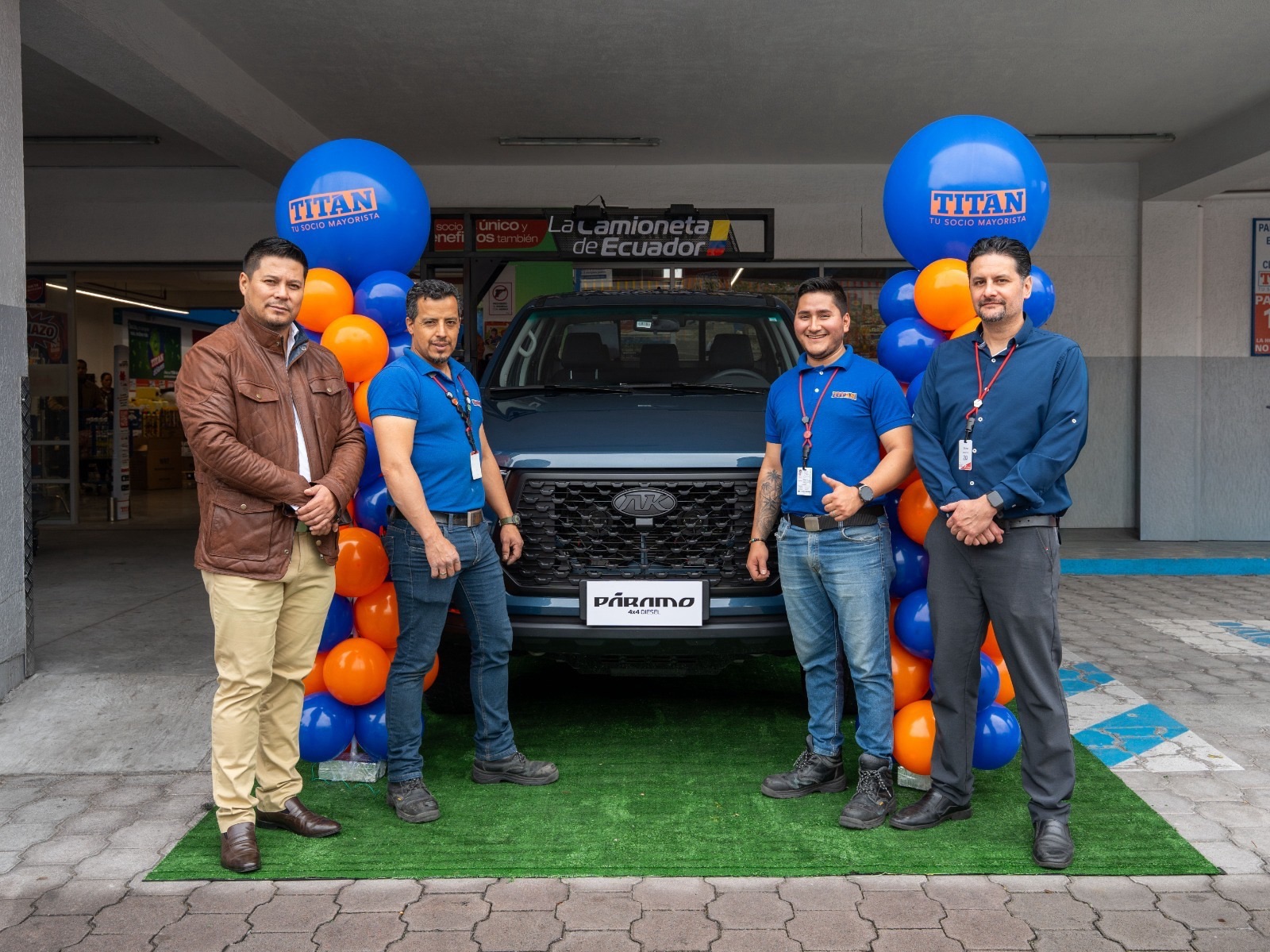 Titán sorteó 4 camionetas y 15 bonos de compra de USD 500 a socios ganadores de los 15 locales a nivel nacional