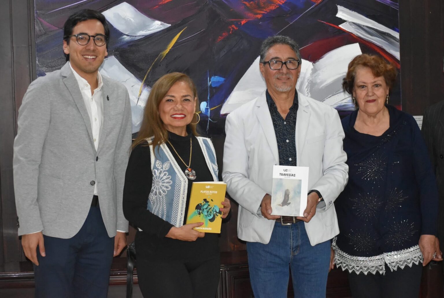 En su visita a Loja, presentaron sus más recientes obras: Travesías y Platos Rotos.