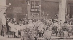 Para 1898 se construye el edificio para el Hotel París en las calles Malecón y General Elizalde