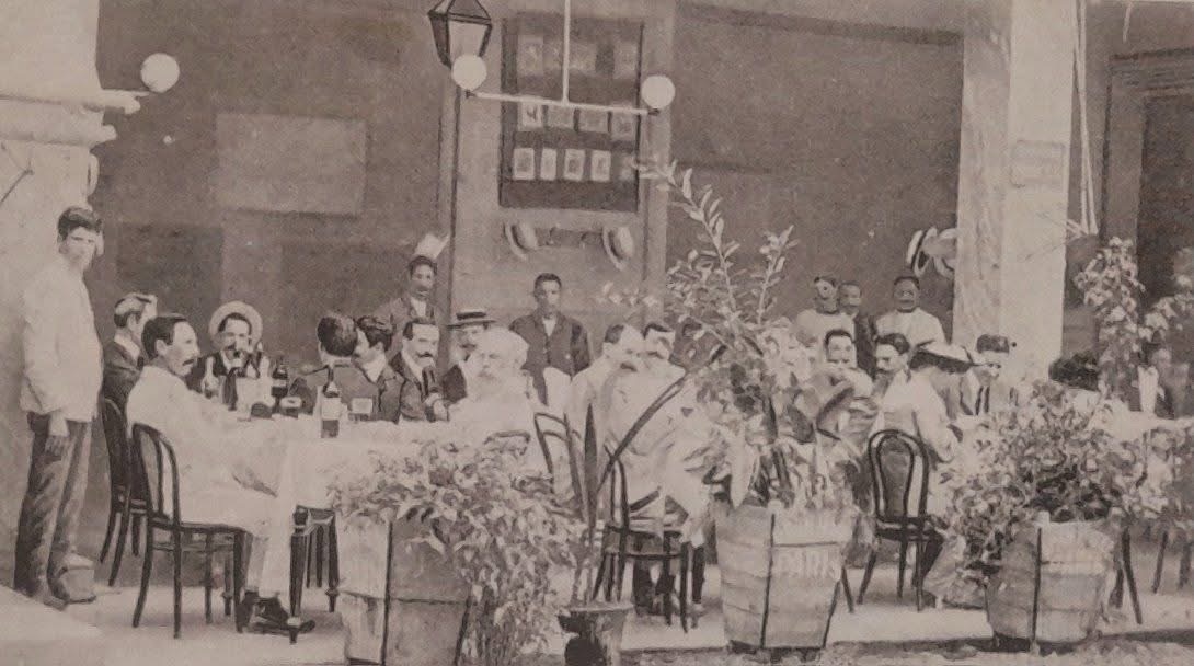 Para 1898 se construye el edificio para el Hotel París en las calles Malecón y General Elizalde