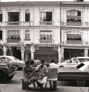 Centro de Guayaquil, tomando fresco en el soportal de una casa