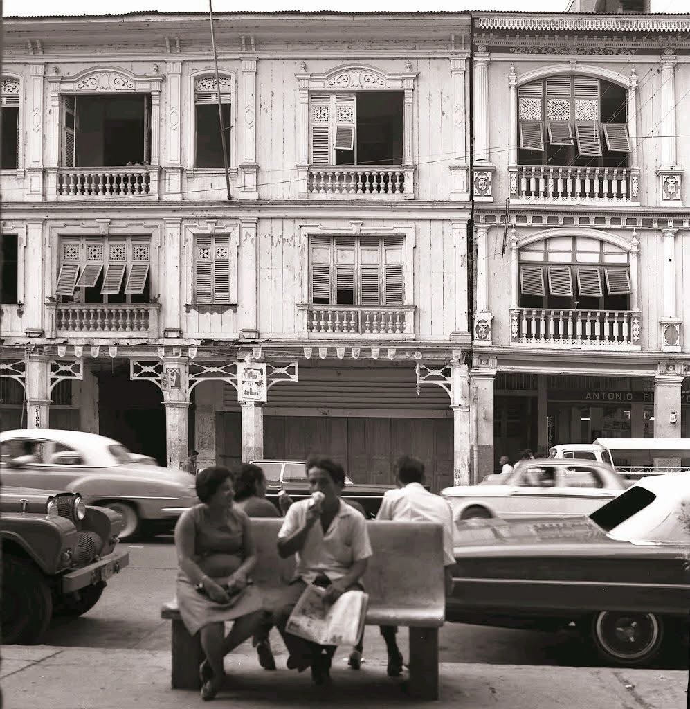 Centro de Guayaquil, tomando fresco en el soportal de una casa