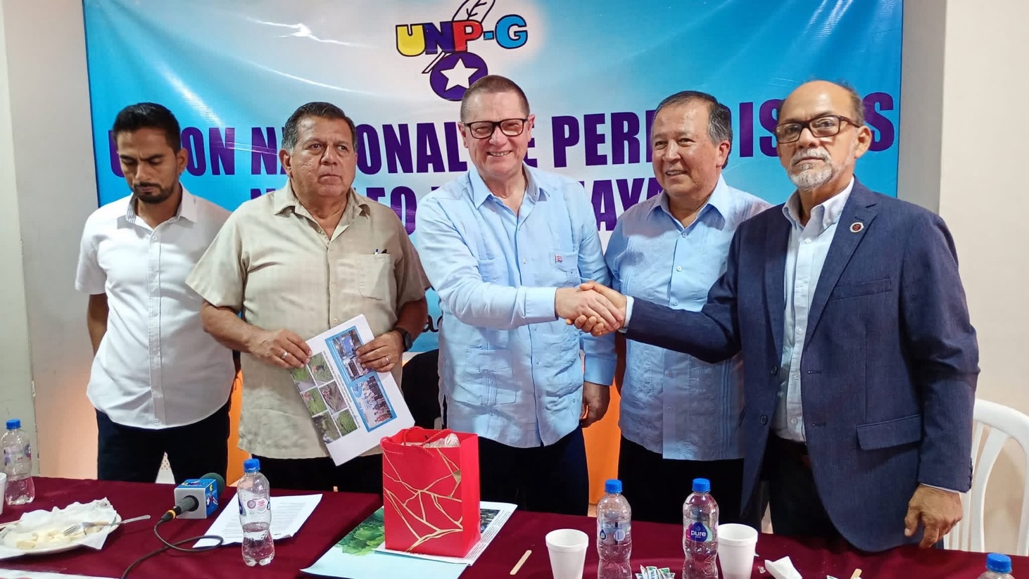 Reconocimiento al excelentísimo Embajador de la República de Cuba