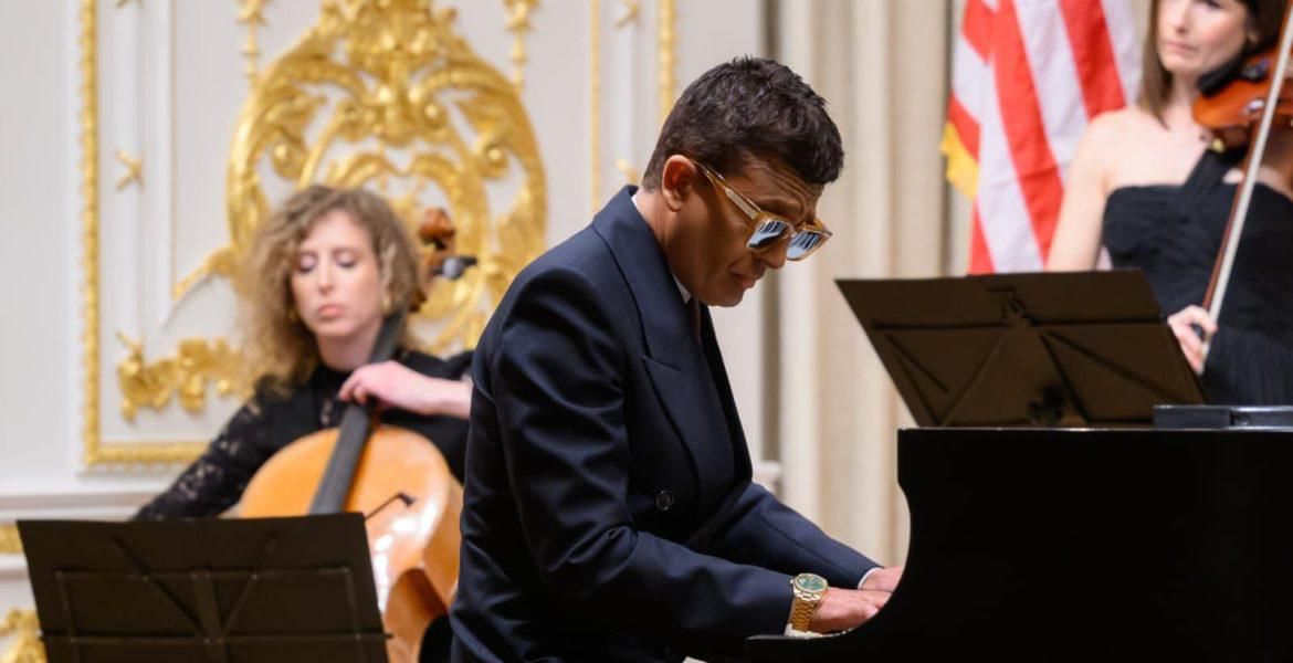 Debacle en el escenario: Omar Harfouch convoca solo al 10% y presenta tres músicos y un piano