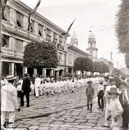 1910-1915. Desfile escolar en el boulevard 9 de Octubre