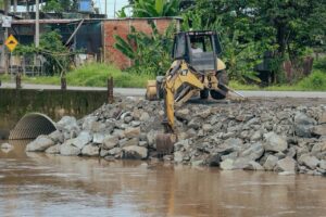 PREFECTURA DEL GUAYAS REFUERZA RIVERAS Y ESTRUCTURAS DE CONTENCIÓN EN MILAGRO PARA ENFRENTAR LA ÉPOCA INVERNAL