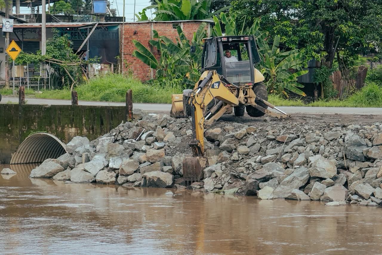 PREFECTURA DEL GUAYAS REFUERZA RIVERAS Y ESTRUCTURAS DE CONTENCIÓN EN MILAGRO PARA ENFRENTAR LA ÉPOCA INVERNAL
