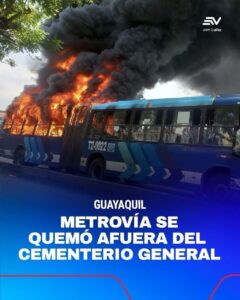 UN BUS DE LA METROVÍA SE QUEMÓ AFUERA DEL CEMENTERIO GENERAL DE GUAYAQUIL