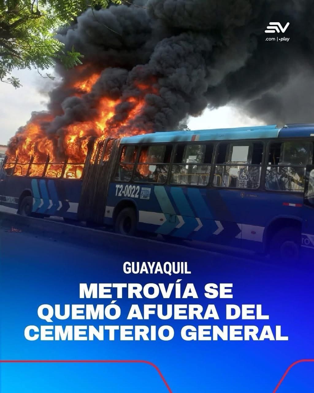 UN BUS DE LA METROVÍA SE QUEMÓ AFUERA DEL CEMENTERIO GENERAL DE GUAYAQUIL