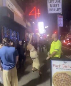 Viral Mira cómo va la tipa por la calle, le suelta un golpe al hombre sin más y sigue tan campante.