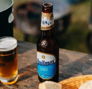 Quilmes llega a Ecuador en exclusiva con Supermaxi y Megamaxi para encender cada celebración futbolera