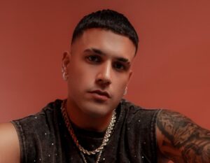 Moa Rivera sacude la salsa moderna con su nuevo álbum “Mal Necesario”