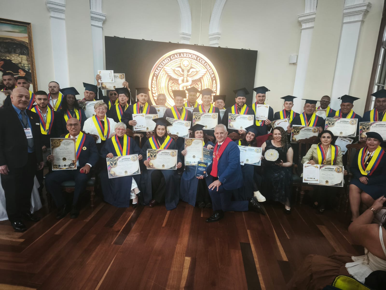 Profesionales de la Salud y Empresarios Galardonados con el “Máximo Galardón Colombia Medicina” en el Congreso de la República