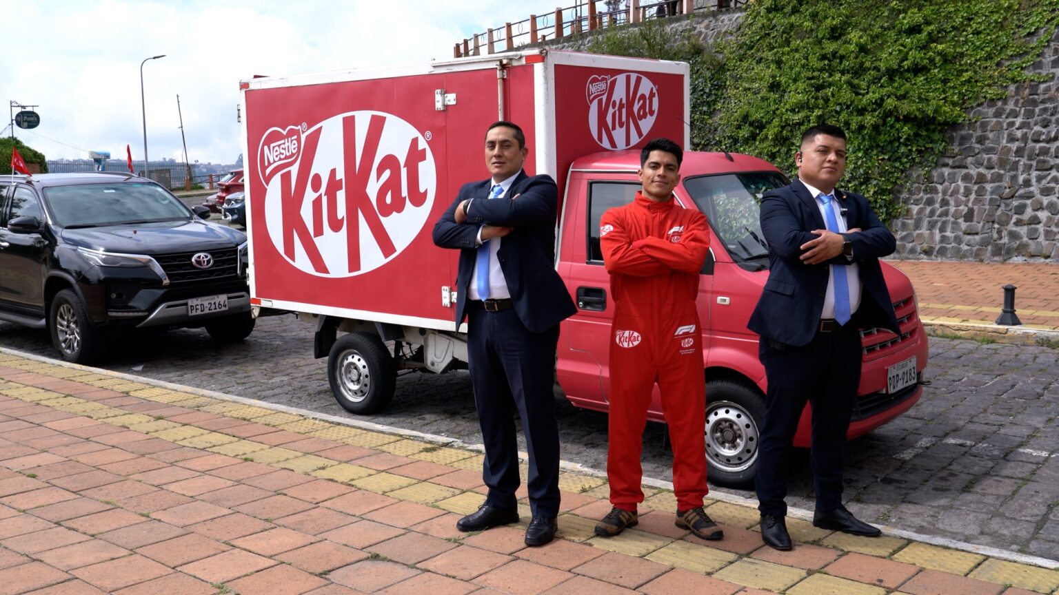 Un camión de KitKat® circula con convoy de seguridad en Ecuador