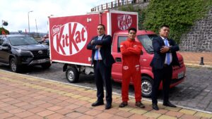 Un camión de KitKat® circula con convoy de seguridad en Ecuador