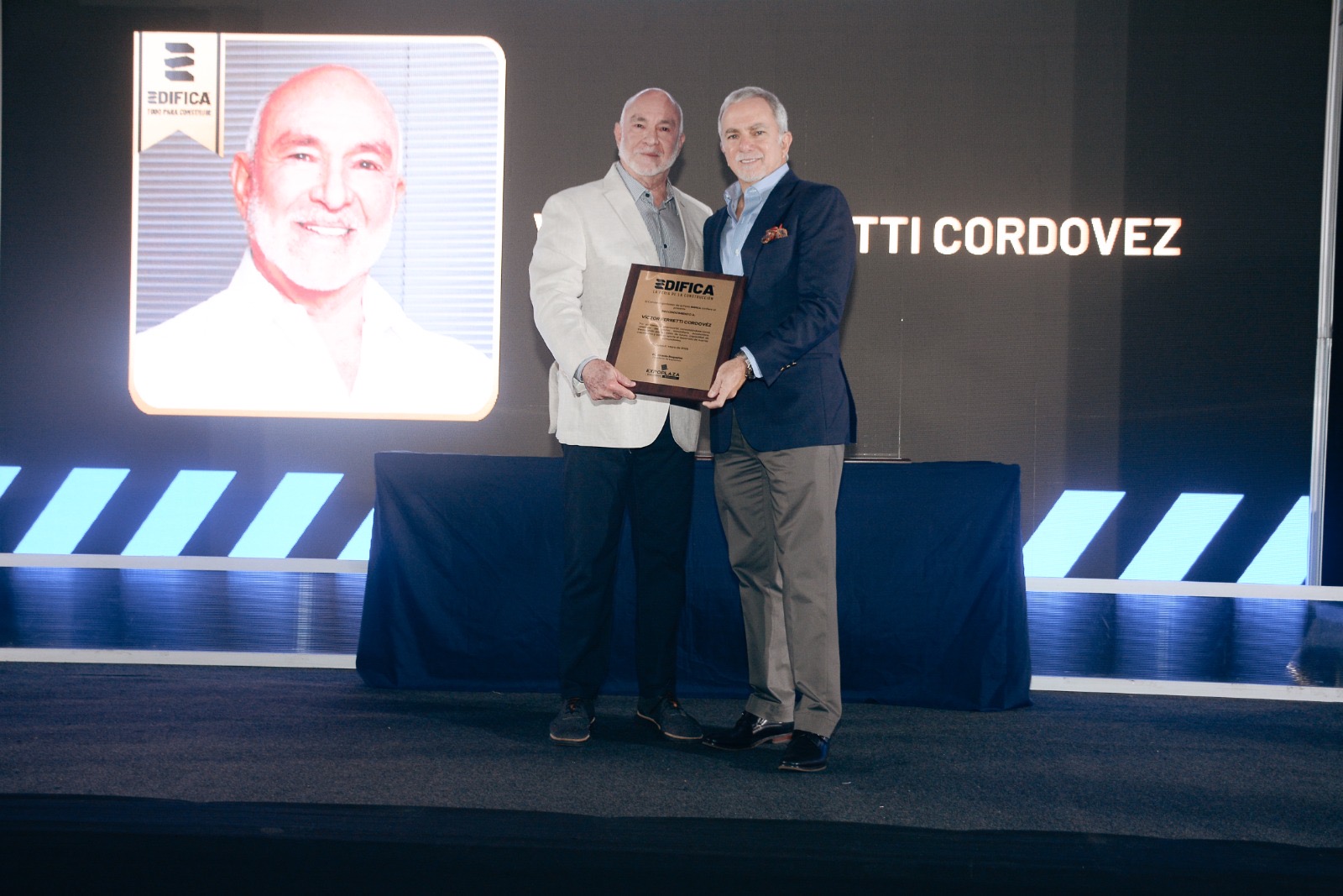 Víctor Ferretti Cordovez es condecorado por su visión y aporte al desarrollo del país