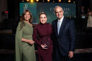Yasmin Peña  Reafirma su liderazgo en la industria aseguradora de Estados Unidos con grandes reconocimientos y celebra su inclusión como una de las 25 mujeres poderosas de People en Español