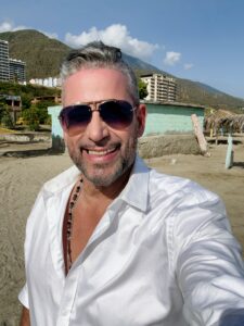 Enrique Barrios presenta “Cuando el alma habla”: una obra íntima que cobra nueva vida en un videoclip lleno de emoción