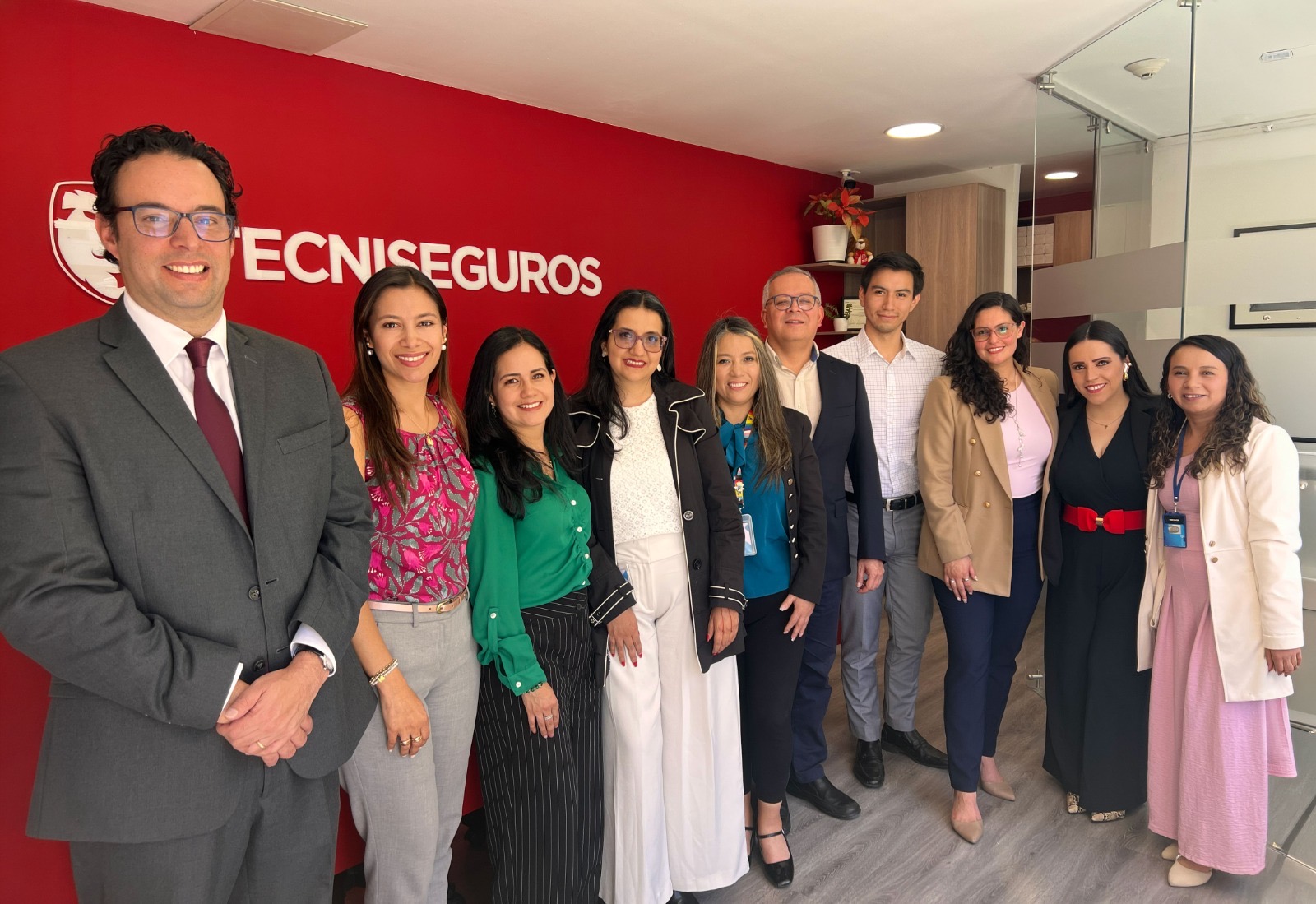Tecniseguros inaugura punto de servicio exclusivo en la PUCE y refuerza la protección integral de la comunidad universitaria