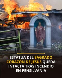 Una estructura quedó reducida a escombros humeantes, pero la estatua del Sagrado Corazón que estaba justo en medio salió ilesa