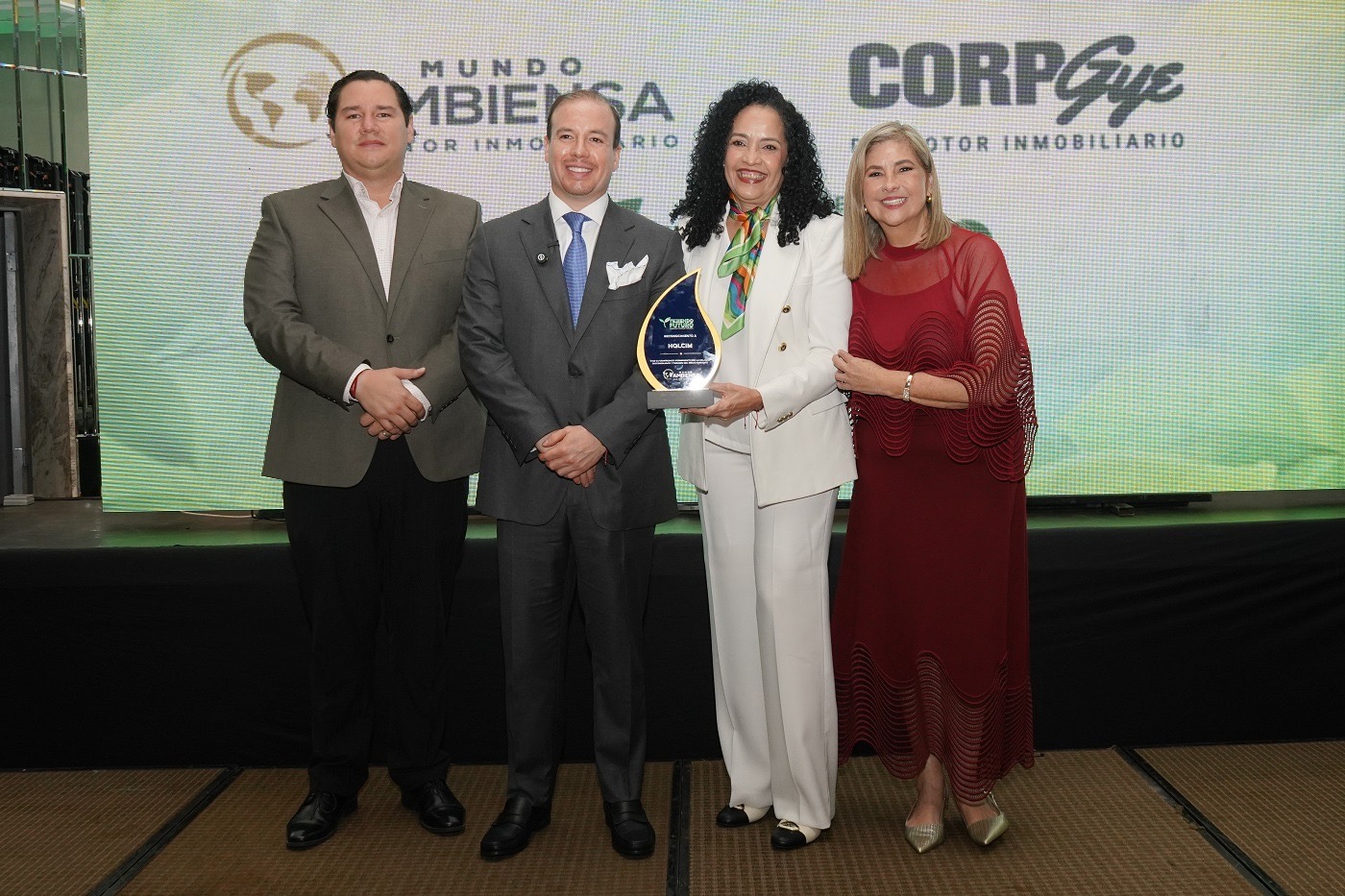 Ambiensa impulsa los reconocimientos Tejiendo Futuro para inspirar un desarrollo sostenible que transforme al Ecuador