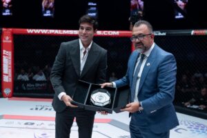 Danilo Carrera Recibe distinguido reconocimiento en Abu Dhabi durante exitosa visita a los Emiratos Árabes Unidos