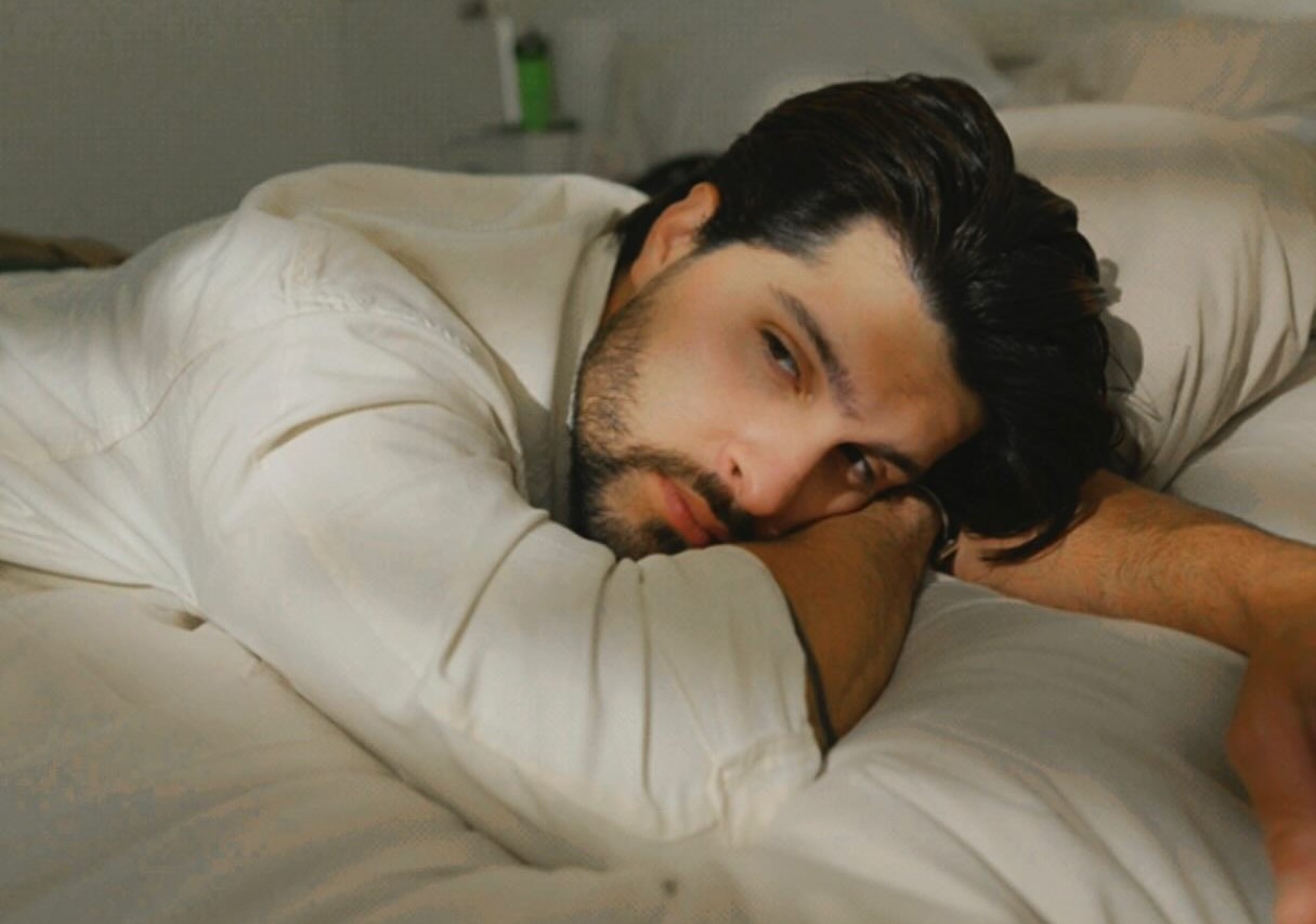 Maik transforma su historia personal en un refugio pop con el lanzamiento de su proyecto conceptual «Soy el hijo gay»