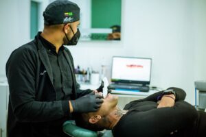 El odontólogo de las estrellas, Jesús Alcántara, se lanza como empresario marcando un nuevo estándar en salud oral