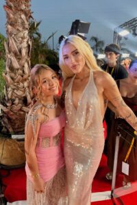 La cantante venezolana Anny deslumbra en la alfombra roja de los Premios Juventud 2026