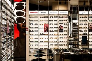 Sunglass Hut, marca líder global especializada en gafas de sol premium