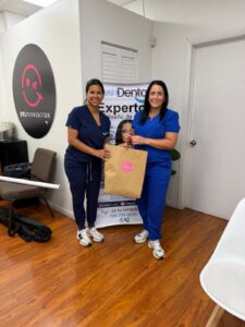 Más que una sonrisa: una alianza lleva atención dental gratuita a la comunidad de El Doral