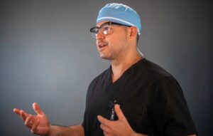 Doctor Miguel Ángel Infante advierte sobre los desafíos de la cirugía robótica en la laparoscopia tradicional