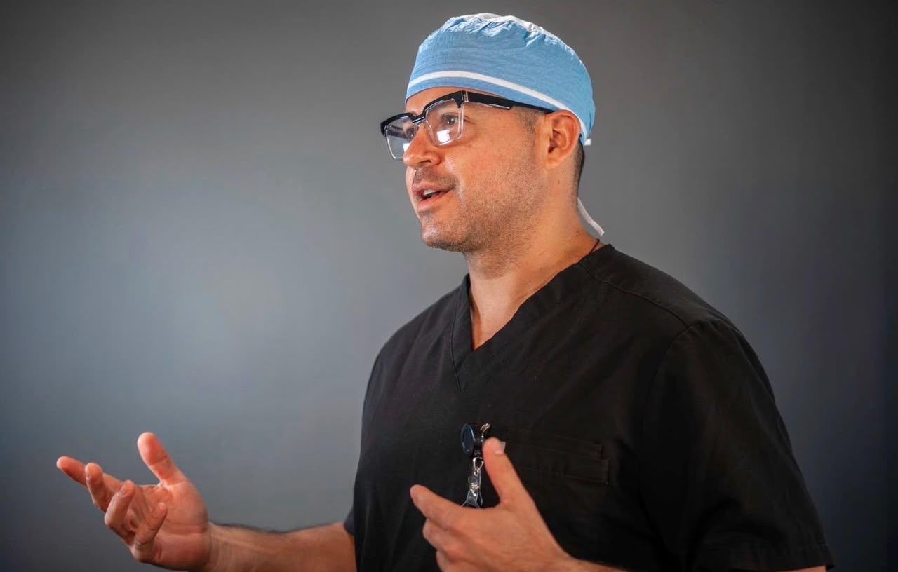 Doctor Miguel Ángel Infante advierte sobre los desafíos de la cirugía robótica en la laparoscopia tradicional