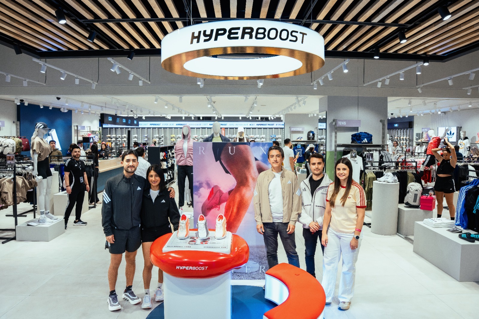 Adidas renueva su apuesta por la experiencia deportiva en Ecuador con un nuevo concepto de tienda y la llegada de Hyperboost