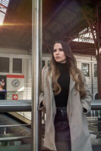 Luz Kelly Pinto protagoniza el nuevo videoclip de Chino y Nacho junto a 3AM: “MOSCA”