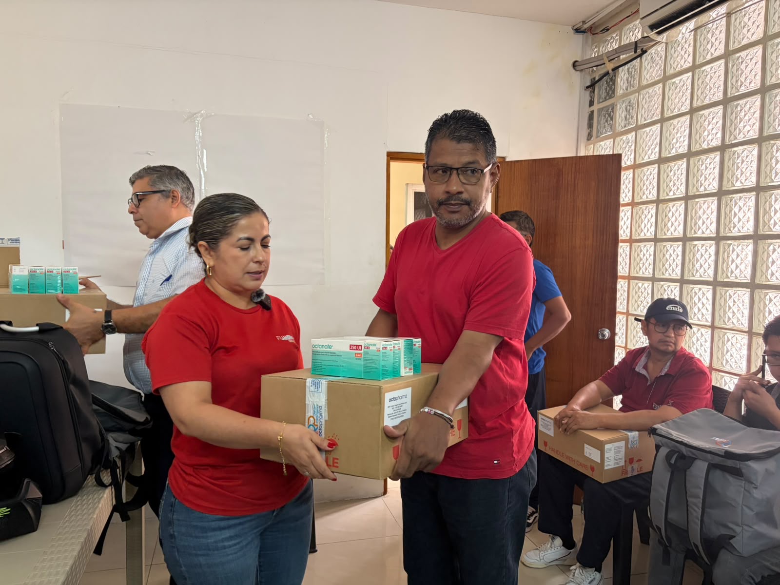 Pese a las inundaciones, 20 pacientes con hemofilia de Guayaquil recibieron su medicamento: “el tratamiento no puede esperar”